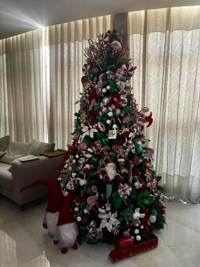 Árvore de Natal decorada por Fabiana Milli em uma residência