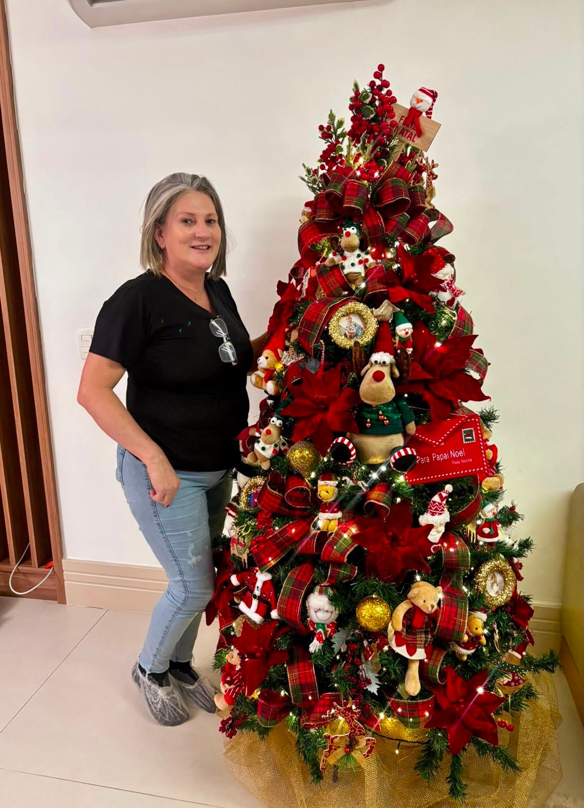 Fabiana Milli ao lado de uma árvore de Natal criada e decorada por ela